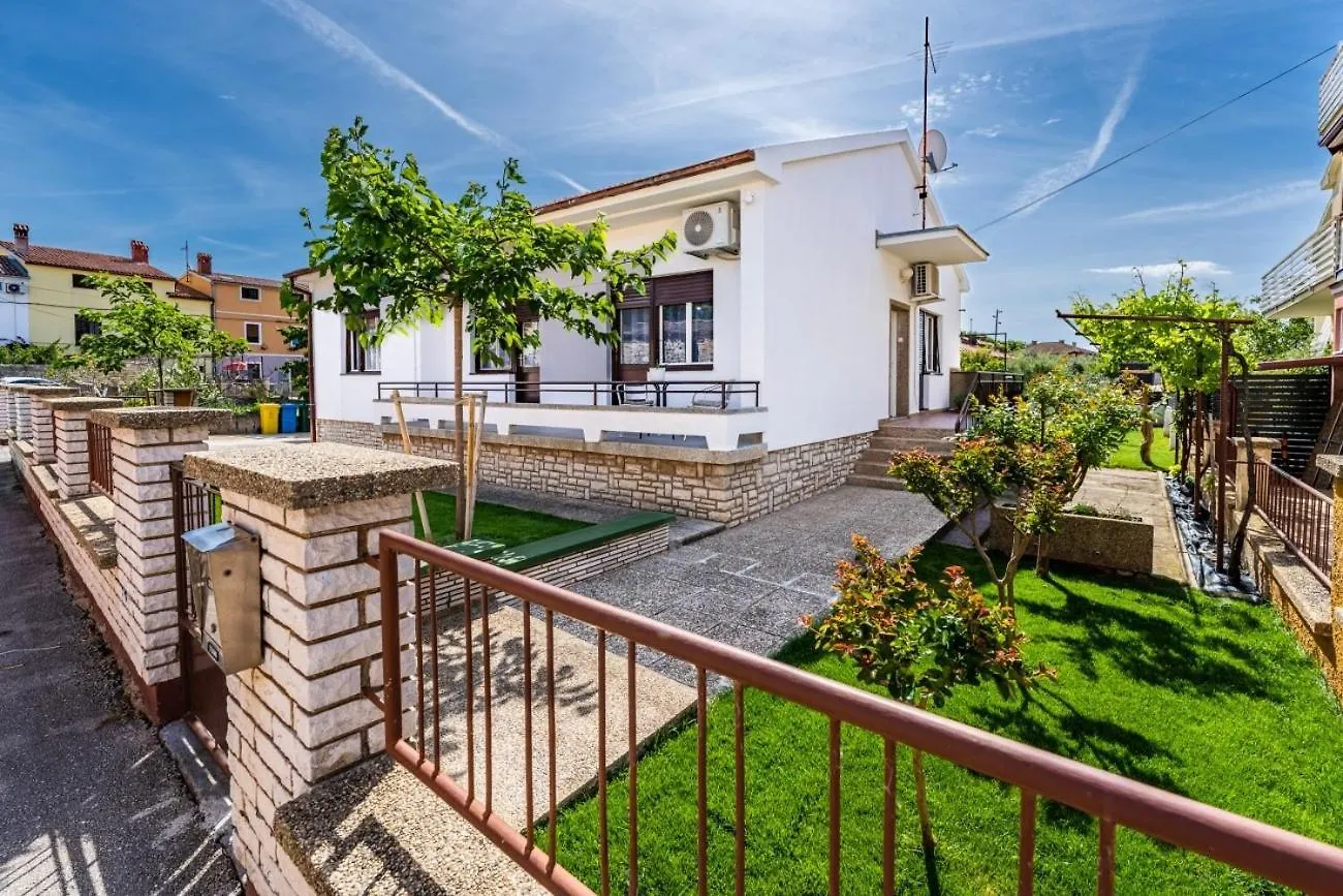Holiday House Nada With The Pool Fazana 0*,