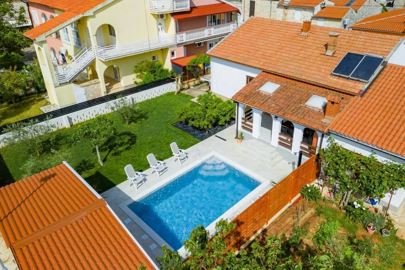 Holiday House Nada With The Pool Fazana