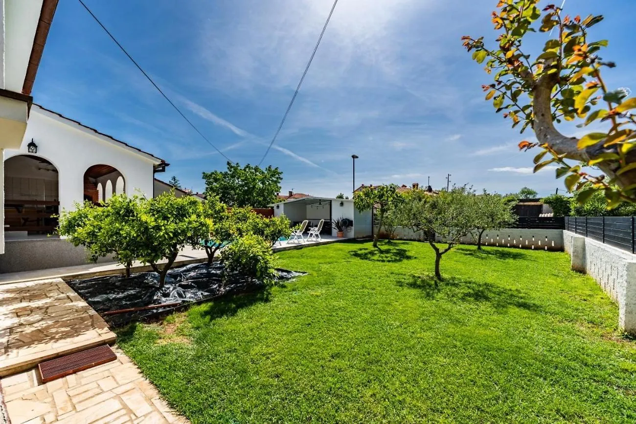 Holiday House Nada With The Pool Fazana 0*,