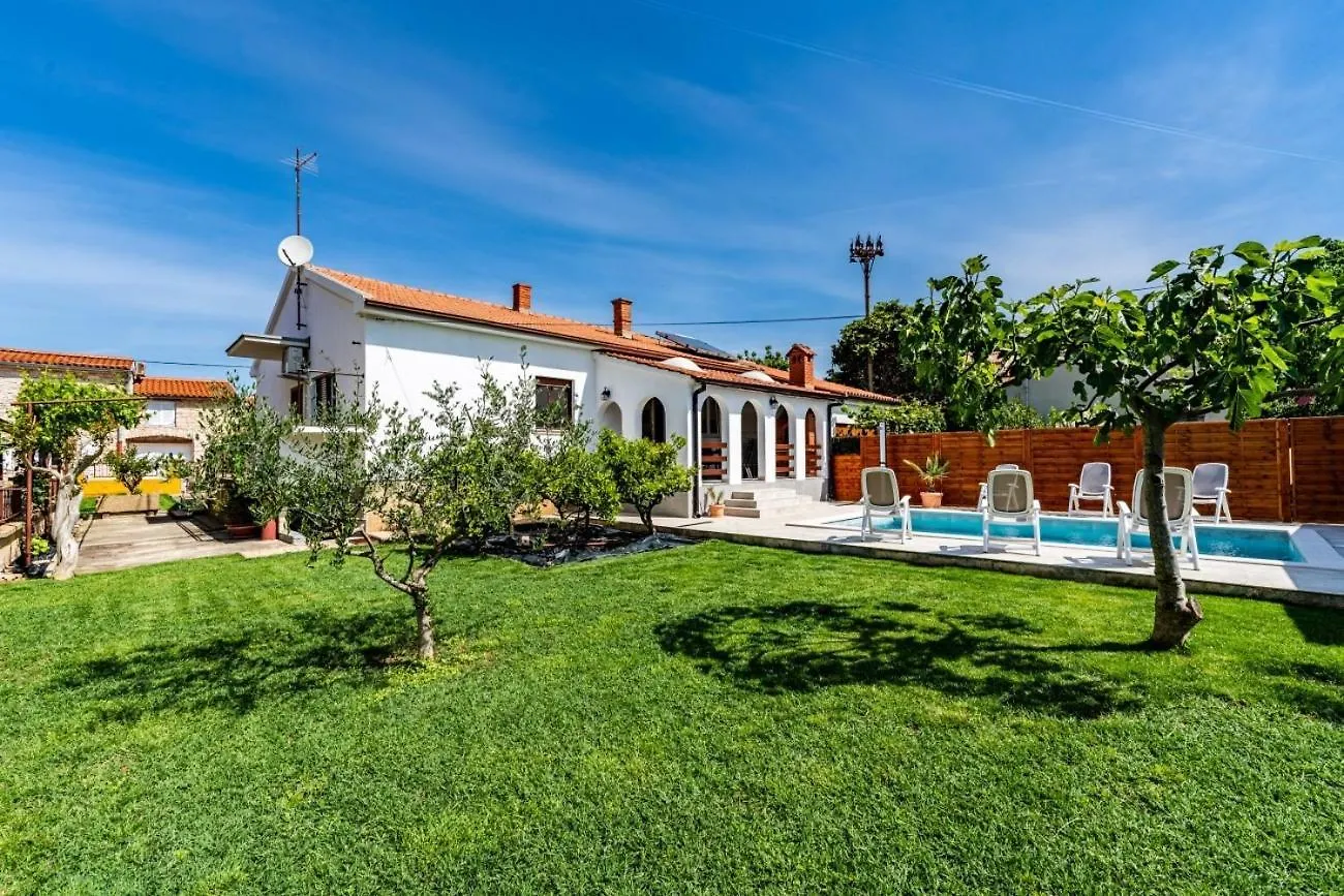 Holiday House Nada With The Pool Fazana