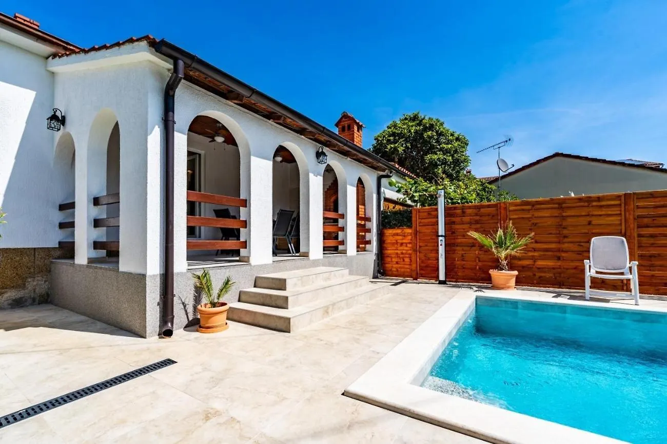 Holiday House Nada With The Pool Fazana