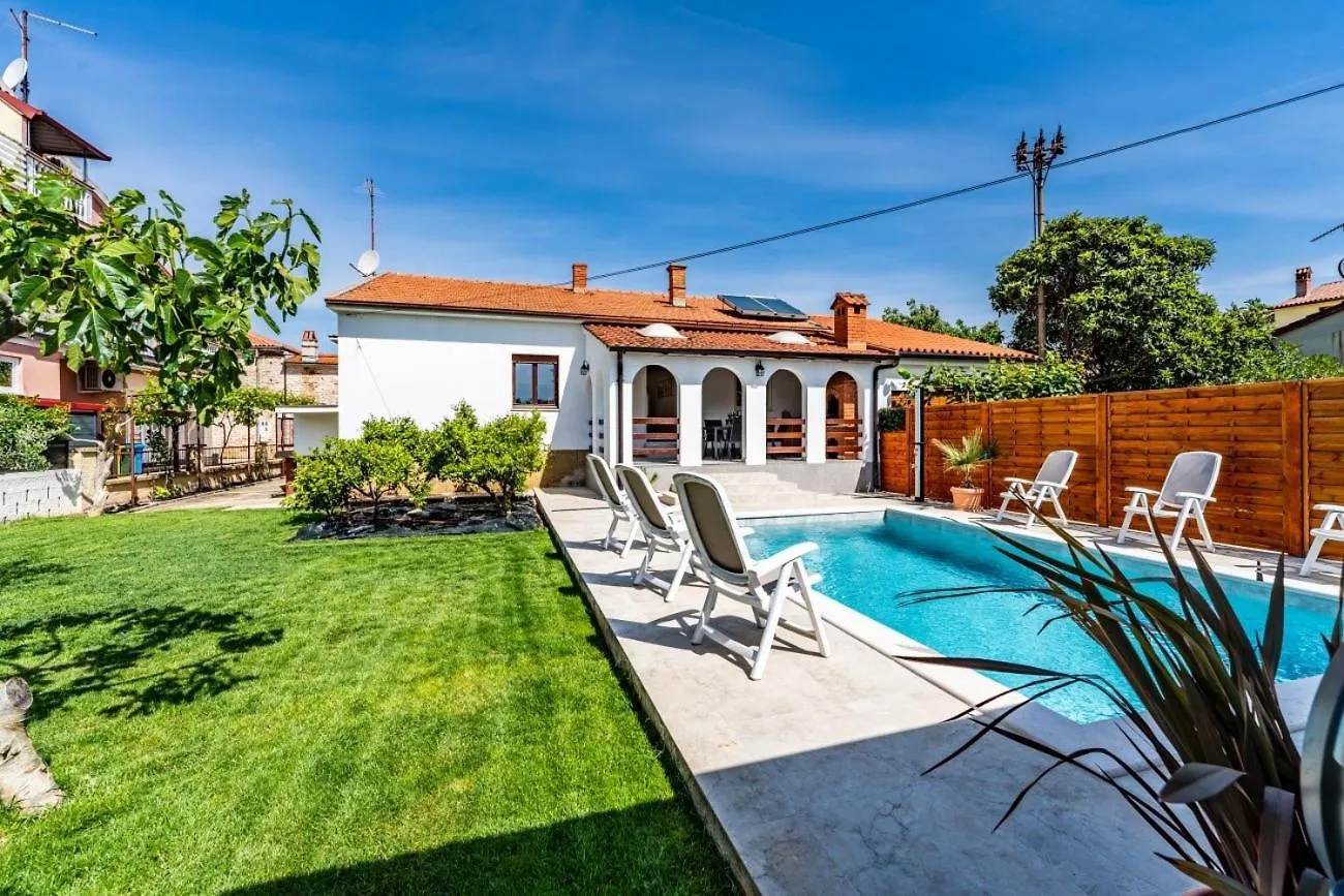 Holiday House Nada With The Pool Fazana